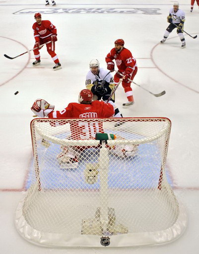 Tyler Kennedy, Chris Osgood, Brett Lebda