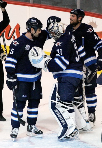 Mark Stuart, Ondřej Pavelec, Zach Bogosian