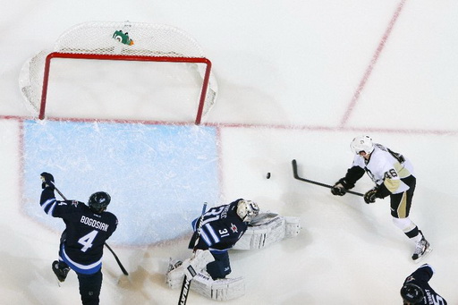 Zach Bogosian, Tomáš Pavelec, Joe Vitale