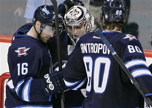 Andrew Ladd, Ondøej Pavelec, Nikolai Antropov