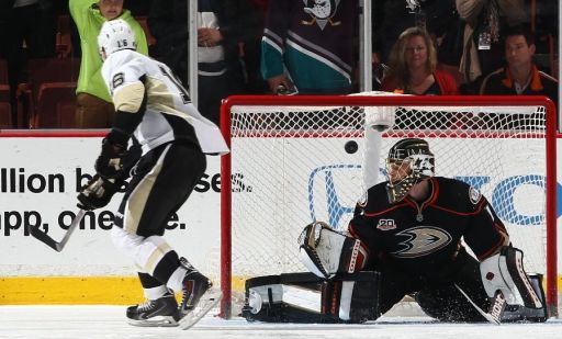 Brandon Sutter, Jonas Hiller