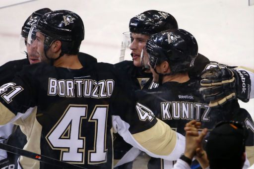 Lee Stempniak, Robert Bortuzzo, Sidney Crosby, Chris Kunitz